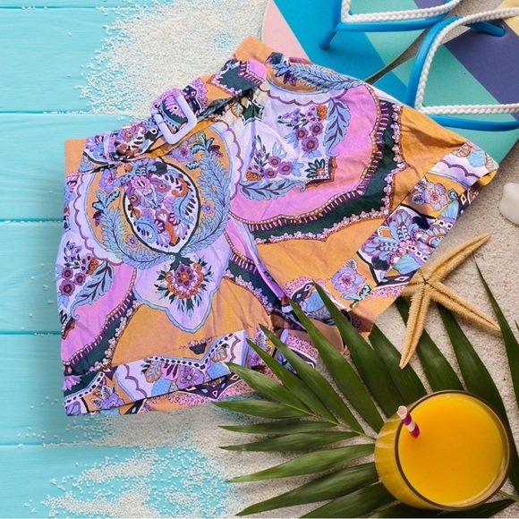 Fun vacation shorts from Paris! Bright colors built in build. Linen material - Picture 1 of 9